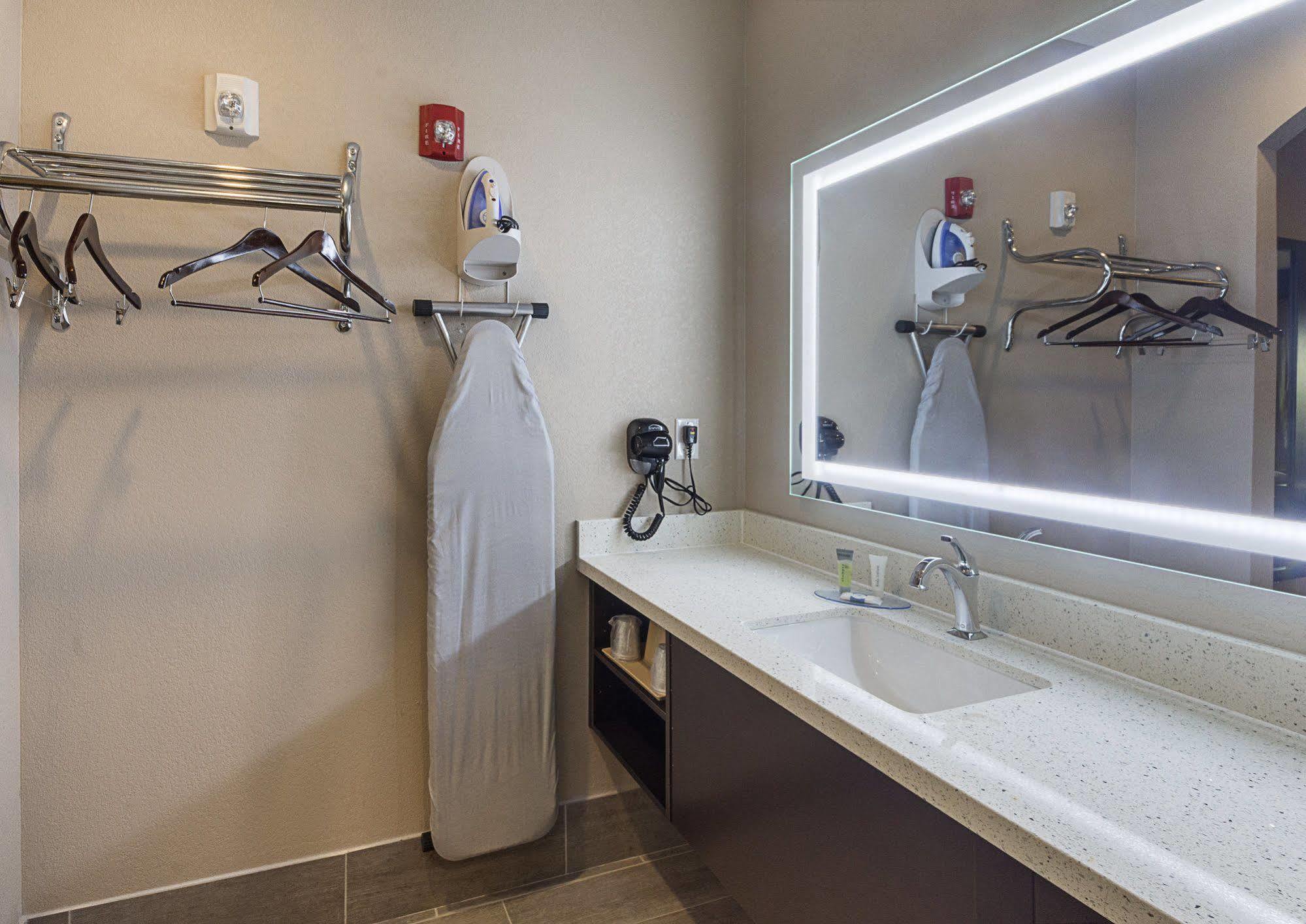 Econo Lodge Inn & Suites Houston Nw-Cy-Fair Jersey Village Екстериор снимка