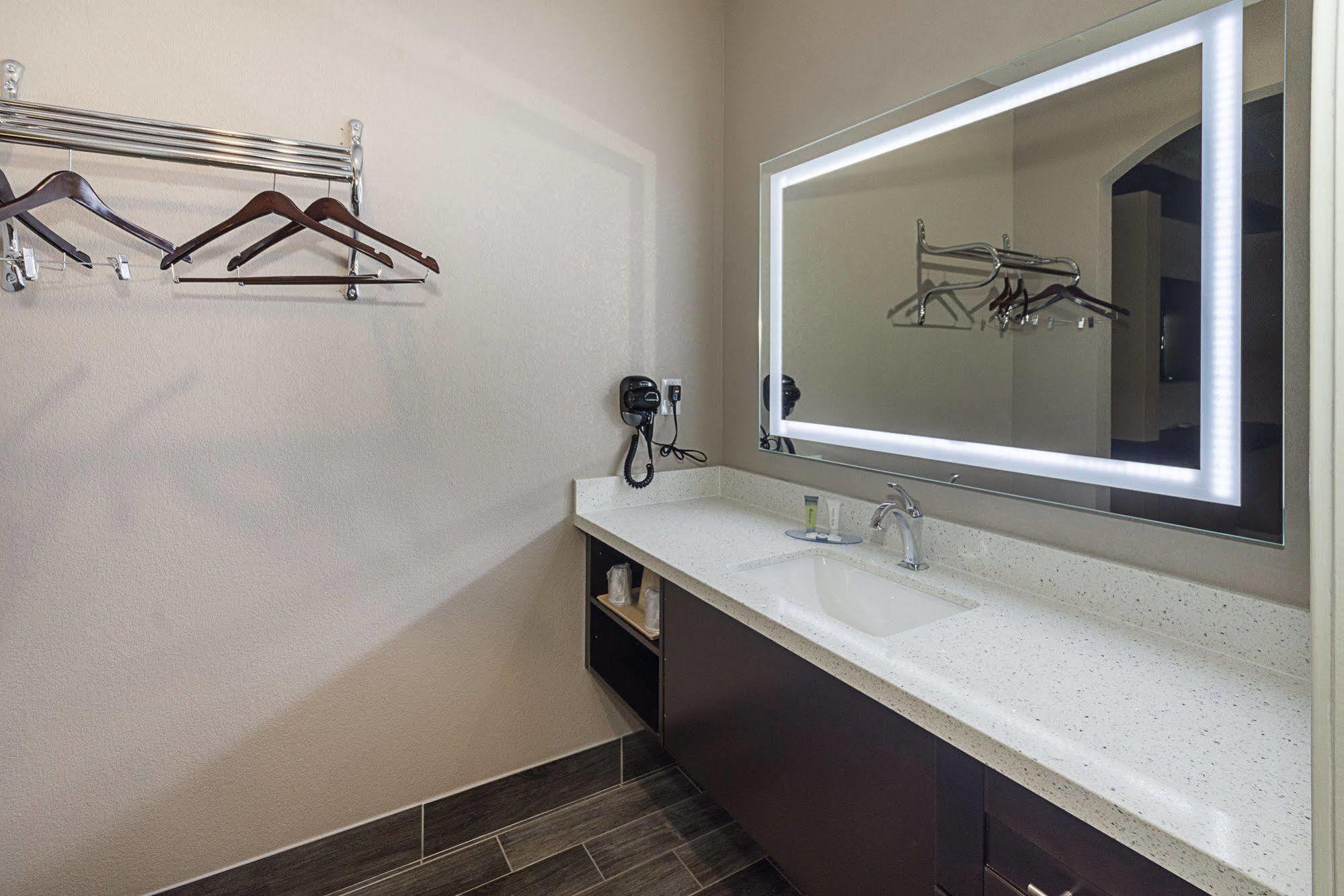 Econo Lodge Inn & Suites Houston Nw-Cy-Fair Jersey Village Екстериор снимка